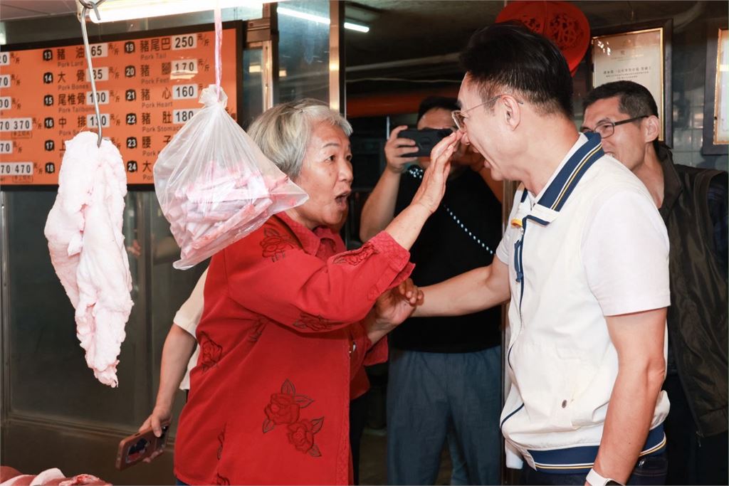 招牌大鼻子成焦點！江啟臣清水市場拜票人氣在進化！市民驚喜問：可否摸鼻子求好運？