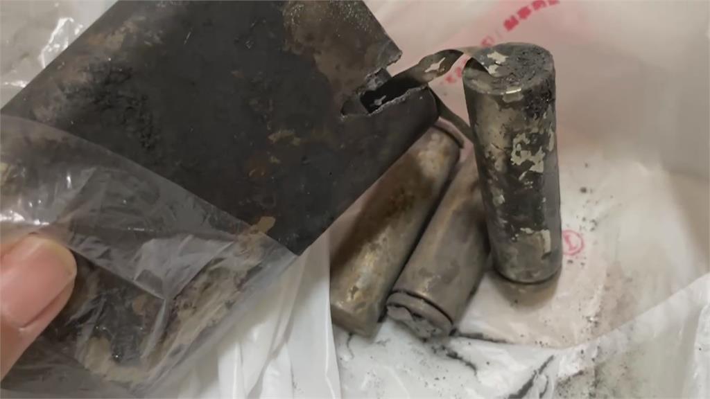 行動電源連2次爆炸　民眾徒手將殘骸移到室外