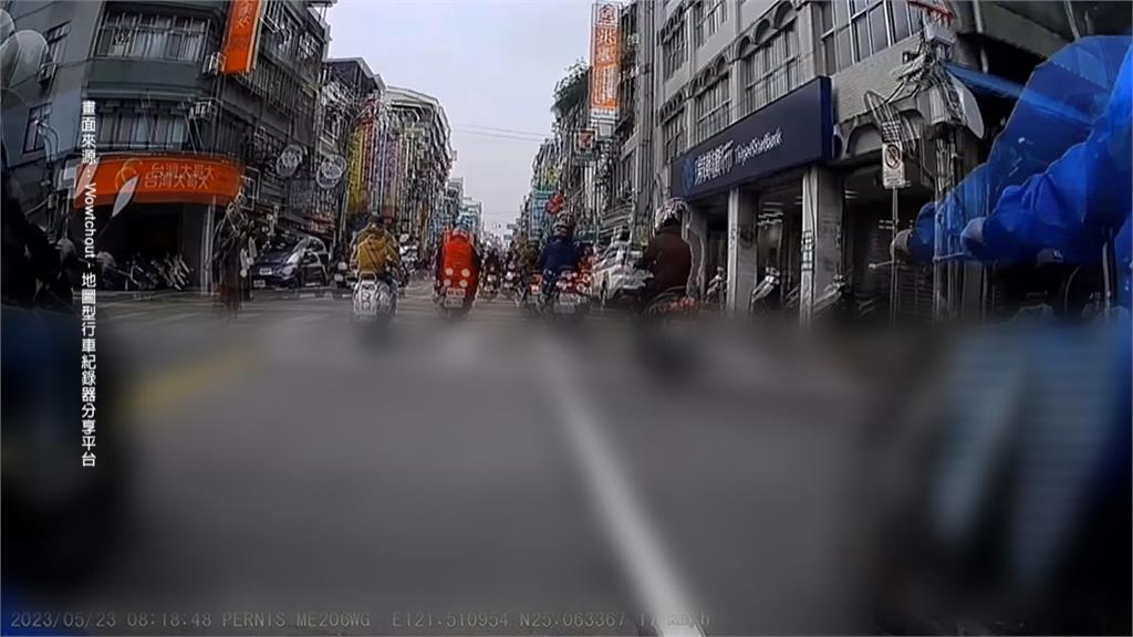 18秒內8車不讓!行人被卡路中 停讓騎士怒截圖檢舉