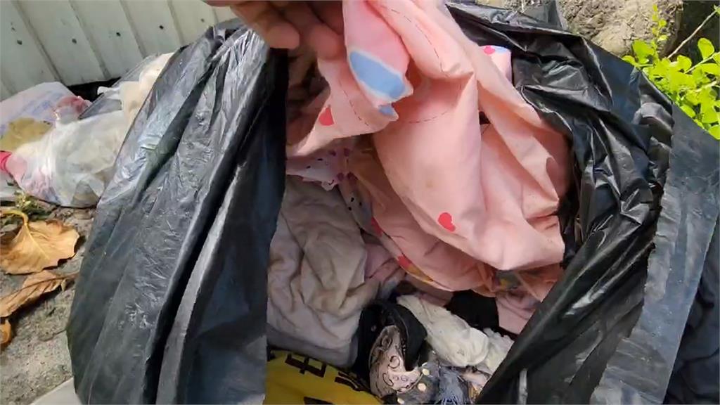 家門口被丟多包廢棄衣物　住戶報警因「這原因」不受理