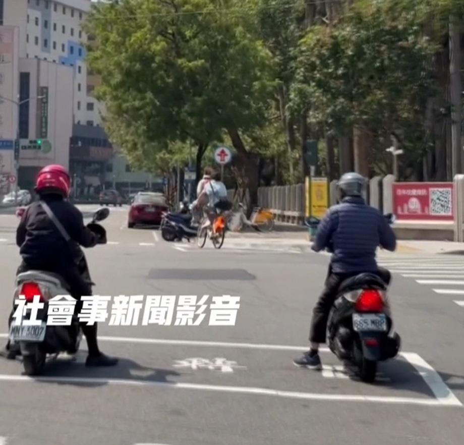 馬路亂象多!共享單車雙載「置物籃變前座」 驚見小黃司機睡著打呼