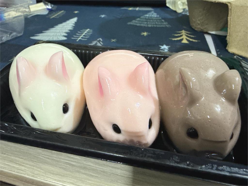 噁⋯大甲媽攤販買兔子布丁「咬到毛」!實體照曝光狂作噁 衛生局要查了