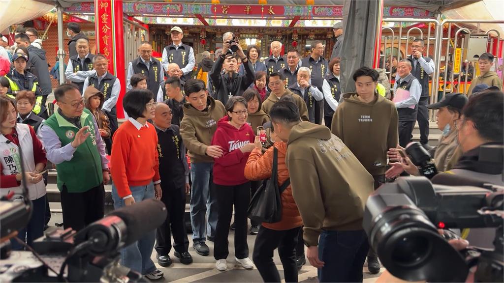 蕭美琴家中4寶「塞進迷你版戰貓帽T」萌翻！突曬「換裝照」網讚：美少女戰士