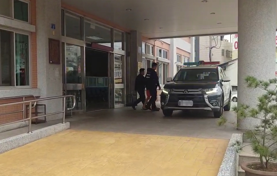 警離譜疏失！　毒犯「上銬還一路自拍」PO社群