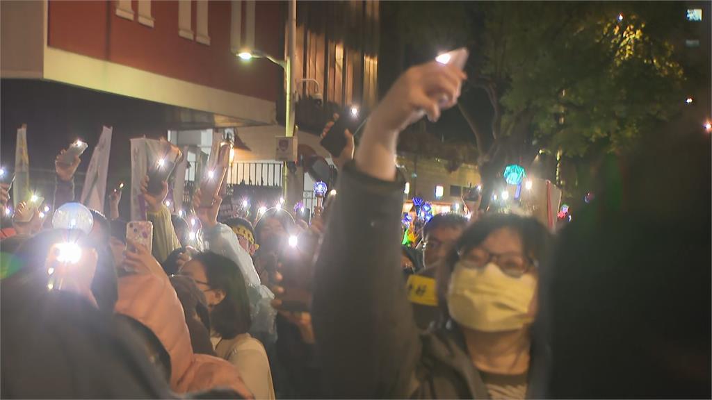 快新聞/追星族青鳥參戰!抗議國眾濫權 高喊:守護前輩爭取的民主自由