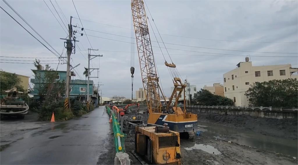 彰化市大埔截水溝堤岸道路拓寬　用路人貪快逆向硬闖