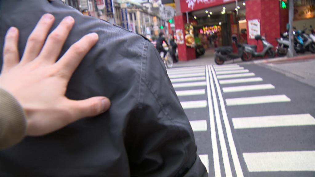 台北斑馬線出現「三條線」 功用揭曉!為了視障者過馬路更順利