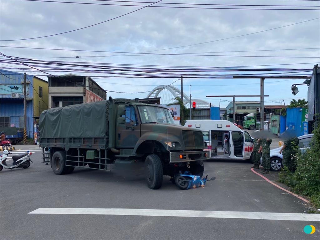 快新聞/新北三峽軍卡撞機車 母女2人無生命跡象送醫