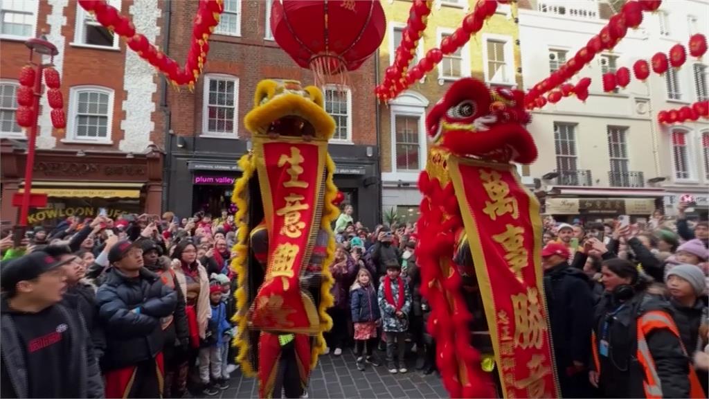 海外亞裔慶春節！　倫敦中國城帥氣舞獅再度上街