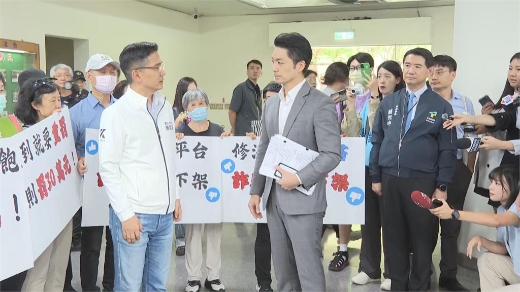 快新聞／還在擺拍？手抱公文挨酸「喜歡紙的觸感」　蔣萬安竟回這句