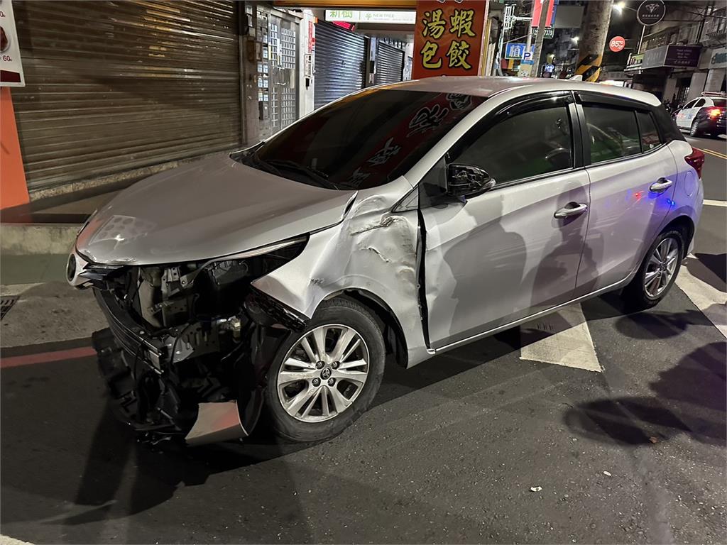快新聞/新莊凌晨車禍!汽車撞路邊「車頭全毀」 13輛機車「遭波及全倒」畫面曝