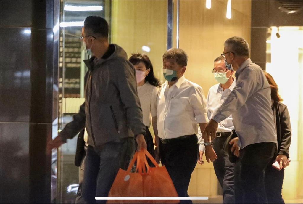 徐巧芯影射摟肩「鹹豬手」 陳時中競總:奧步救選情