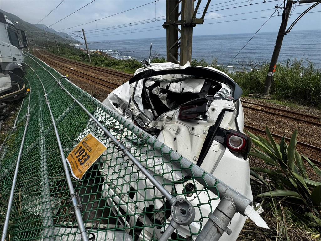 台2線驚悚車禍! 貨櫃聯結車失控衝撞 休旅車變形卡邊坡
