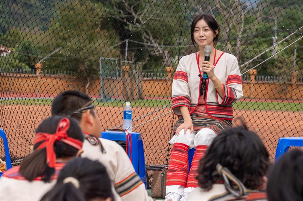 啦啦隊(圖多)／球芽攜手安芝儇走進偏鄉以「舞」會友！網大讚：人美心善仙女下凡