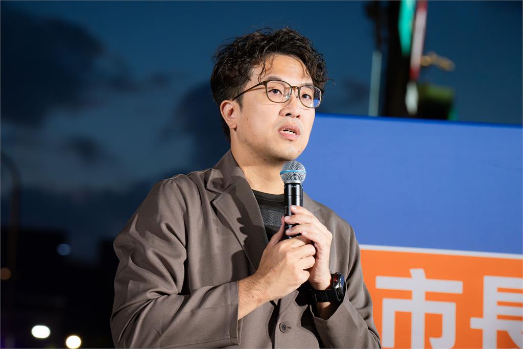 快新聞／沈伯洋南港肥皂箱開講吸民眾圍觀！百張提問全接招　萌娃擊掌「超圈粉」