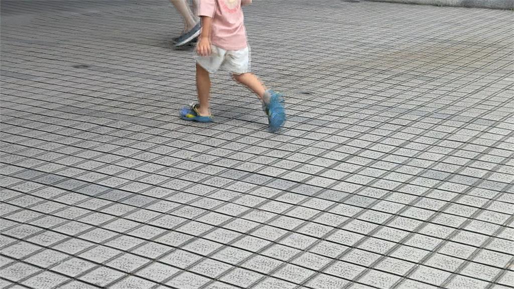 4歲兒超商奔跑喧鬧講不聽　母氣炸動手拍打出腳踹　