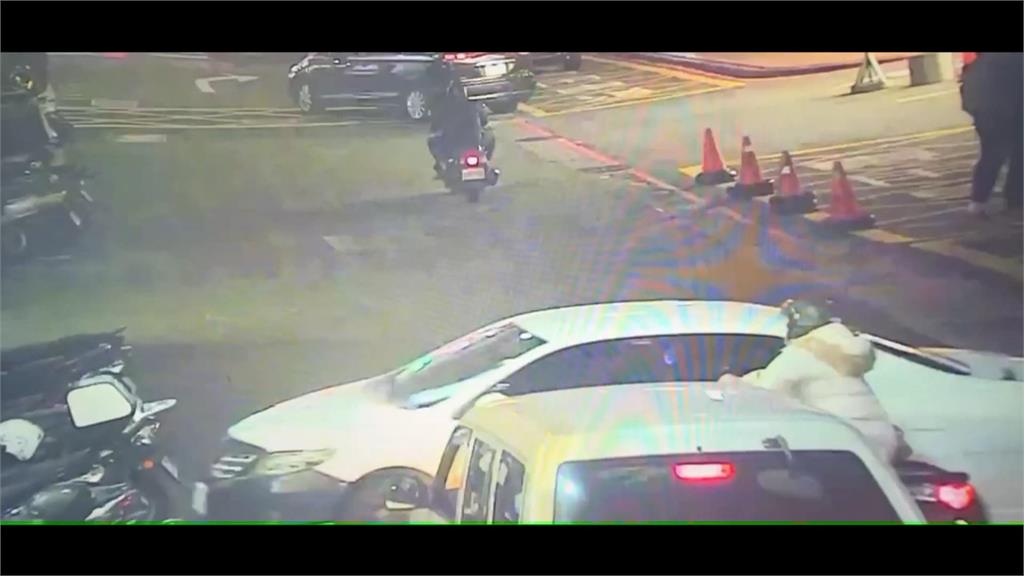 北車旁轎車暴衝　自撞騎樓柱子「整排機車被撞毀」