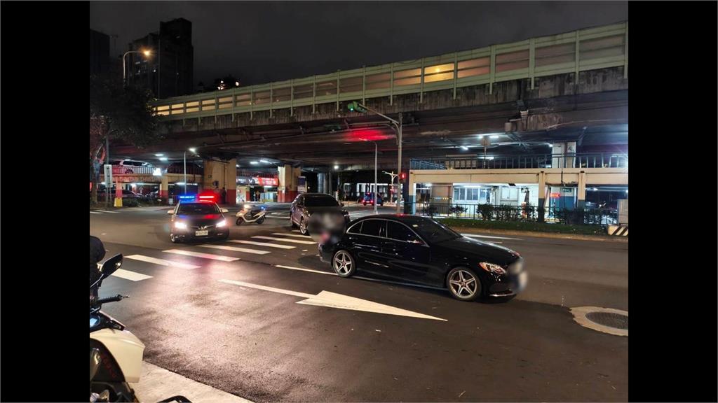 過馬路遭「2連撞」！　男遭撞倒再被後車輾過傷重不治