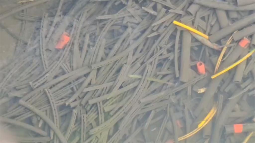 惡劣! 宜蘭排水溝驚見大量廢棄電線皮 環保局到場稽查