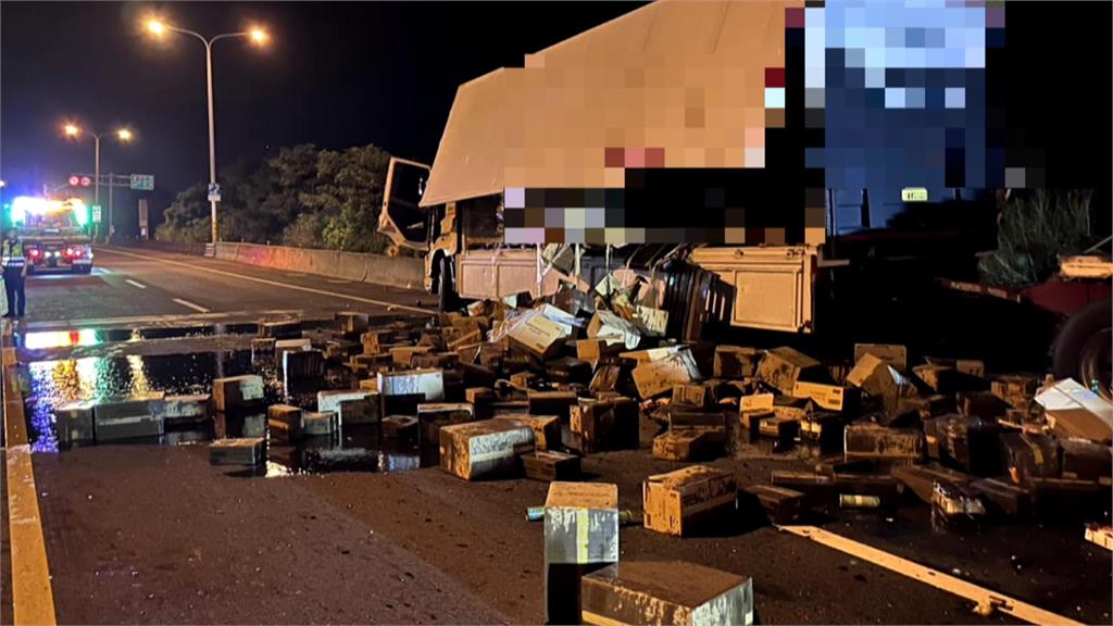 左轉沒注意到一旁來車？　自小客擦撞聯結車釀禍