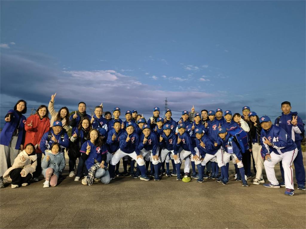 U12/台灣小將打擊前「90度鞠躬」內行人曝原因!網讚:教練教得好