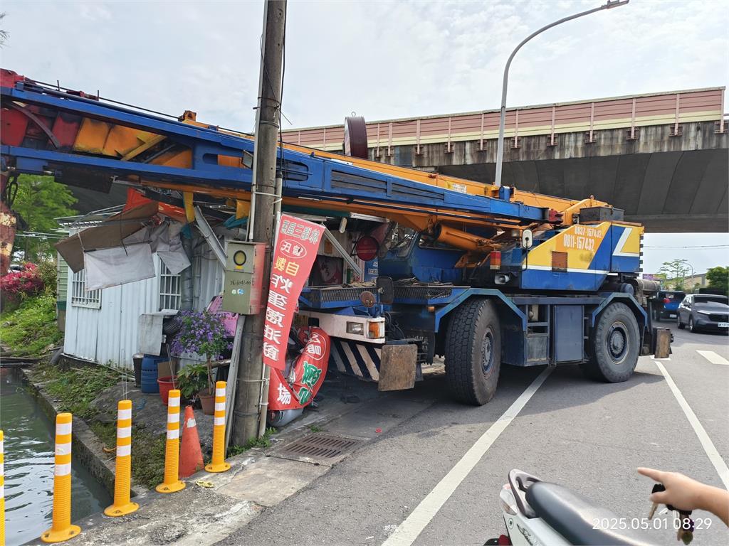驚險瞬間!蔥油餅老闆前腳剛離開 下一秒...鐵皮店面遭大吊車擊落