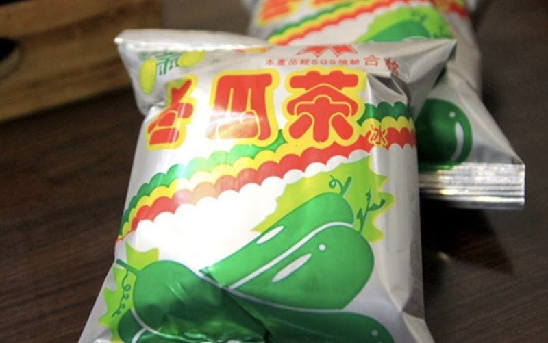 行動電源膨脹2倍嚇壞妹子!炸出「神祕銀色物」網看傻:冬瓜茶?