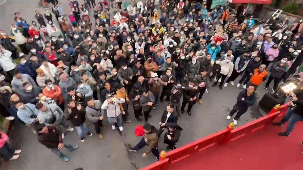 拚脫單!男生們手伸長囉! 嘉義月老祖廟古式拋繡球登場