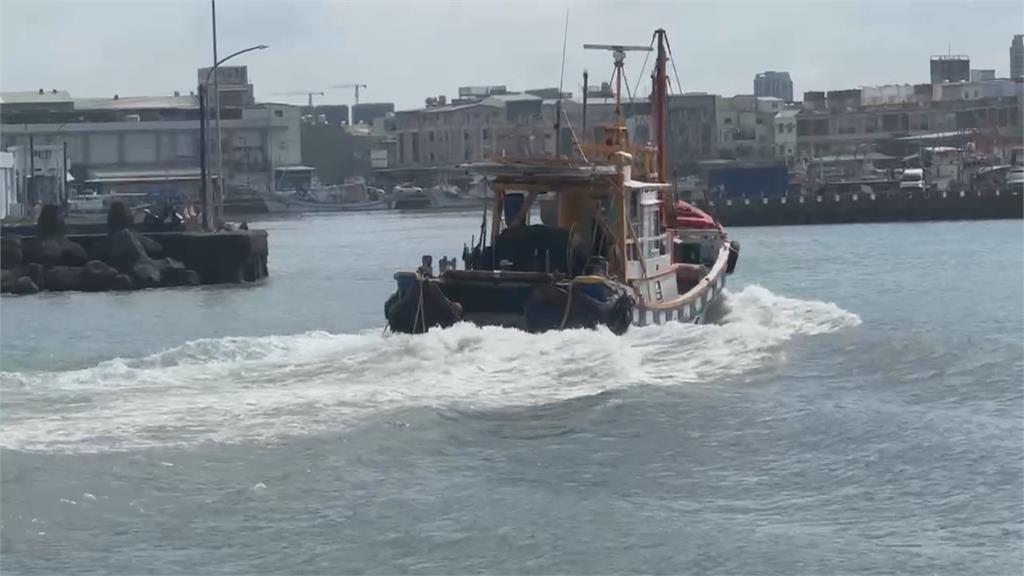 高雄蚵仔寮漁港外海掀4米巨浪　　漁民搏命出海　船隻險翻覆