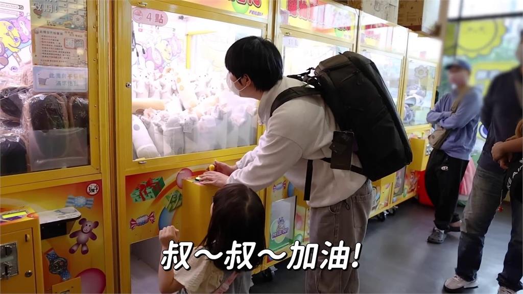 南韓女童二訪台灣「沉迷夾娃娃」！台人狂送玩偶、零食　她送愛的抱抱喊：謝謝
