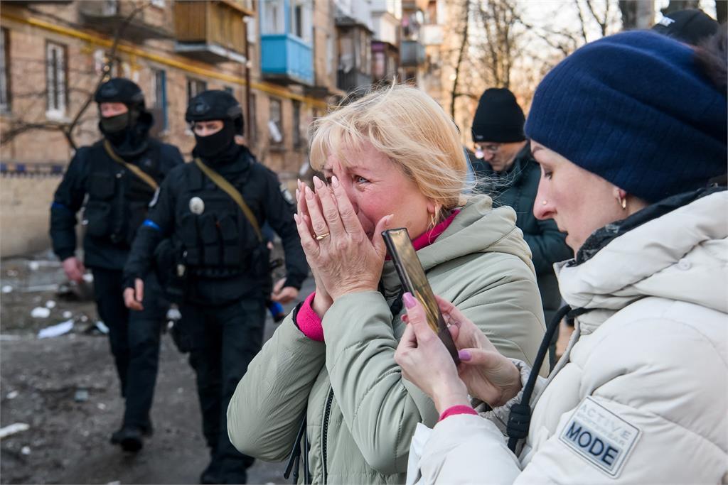 戰火無情！烏克蘭軍葬場面哀戚「家人趴棺痛哭」烏人緊擁國旗