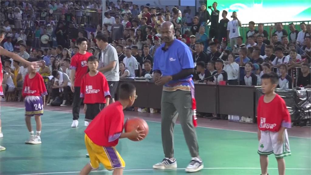 前NBA球星降臨「村BA」 馬布瑞高唱《月亮代表我的心》