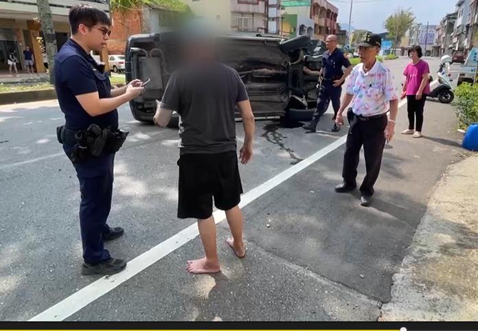 南投休旅車「擦撞2車翻車」！　7旬駕駛輕傷、受害車主心痛
