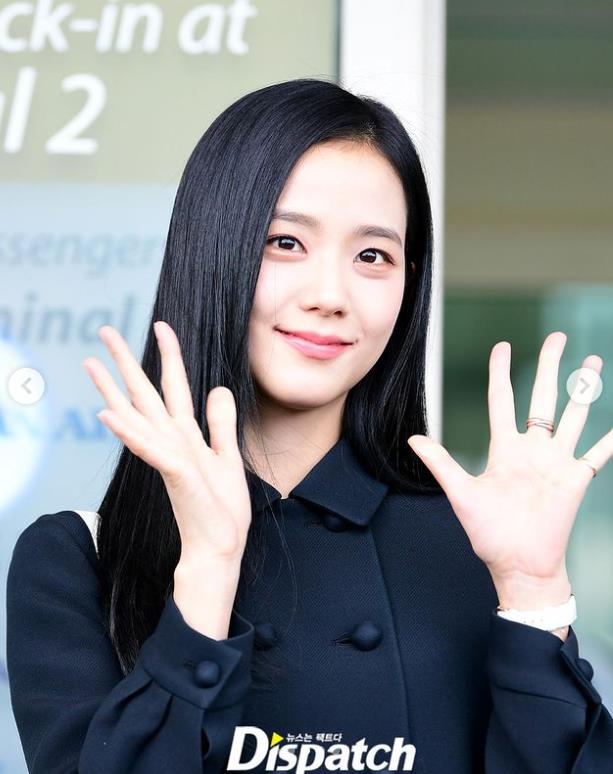 Jisoo無濾鏡實拍「11字美腿」辣翻機場 小心機1動作撩力破表