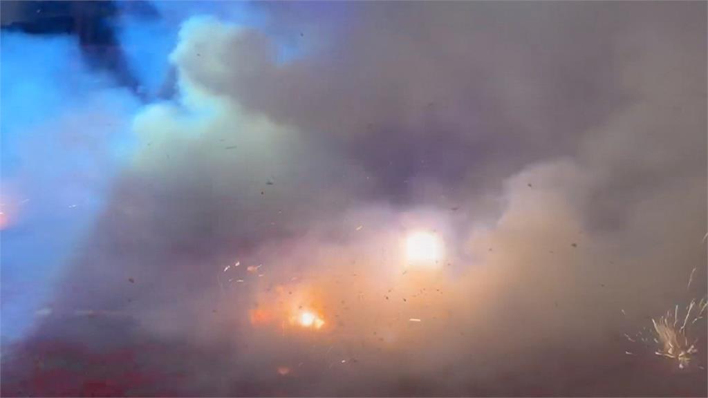 炸龍之夜 越炸越旺 神龍擺尾接受鞭炮洗禮場面震撼