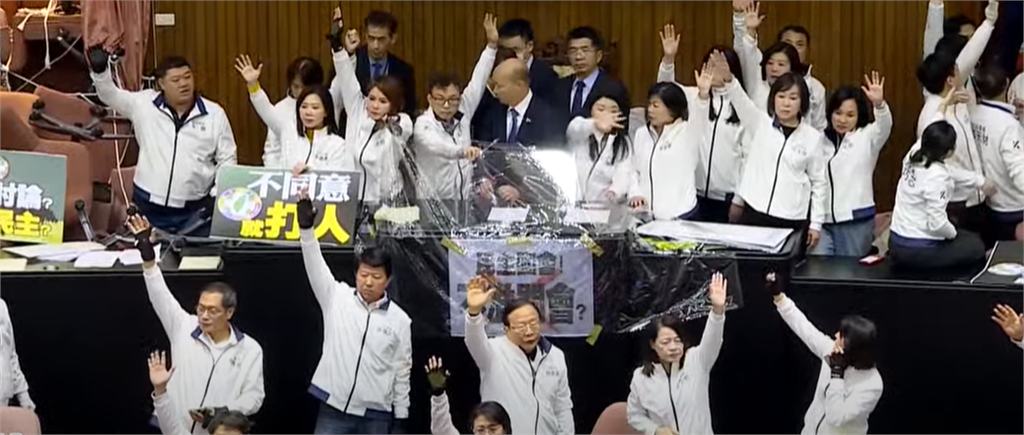 快新聞/韓國瑜宣布開會!又改回「舉手投票」 吳思瑤轟國民黨:違憲上癮!沒收民權
