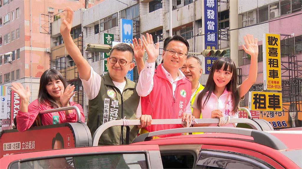 卓冠廷、黃捷合體莊競程　市場掃街拜票拚連任