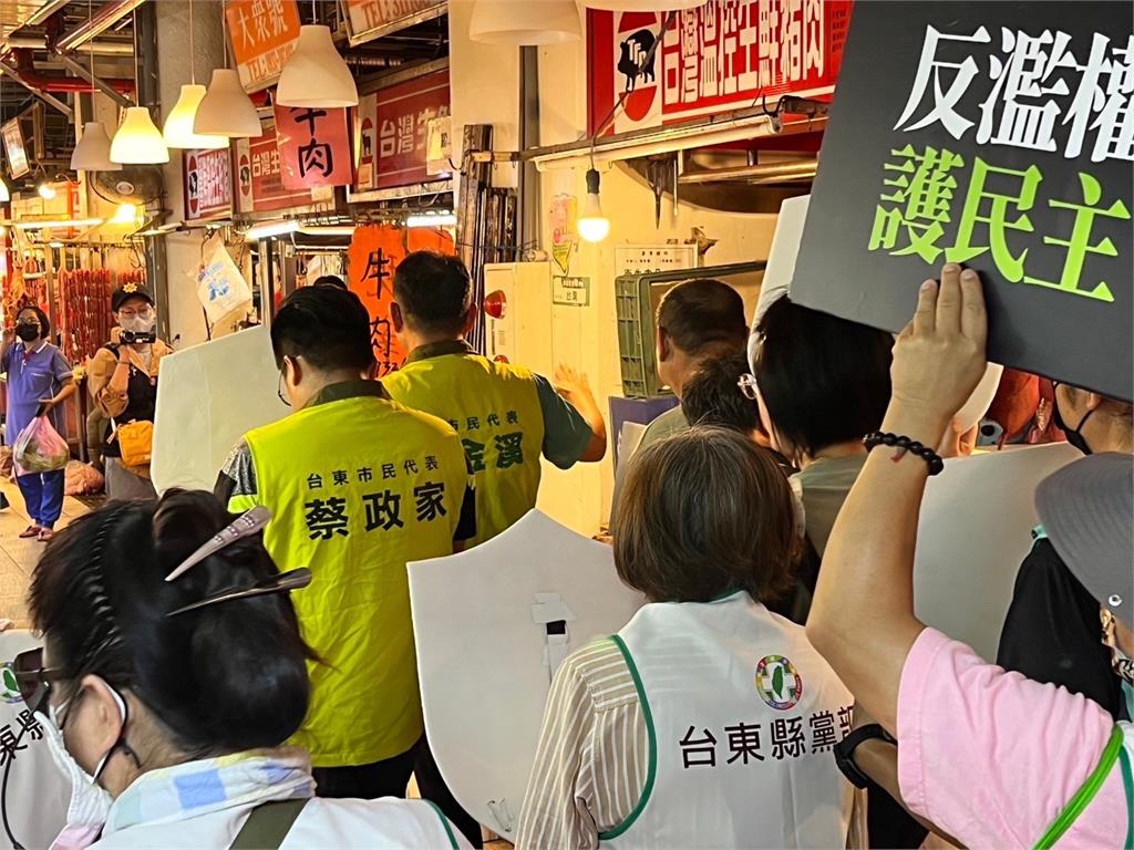 快新聞／反擴權！綠台東黨部市場宣講　賴坤成：台灣人站出來守護家園