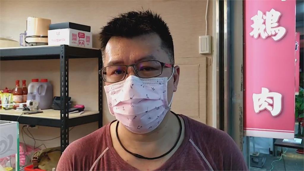 微解封直擊台中半夜排長龍買生魚片 店家派員盯場避免群聚