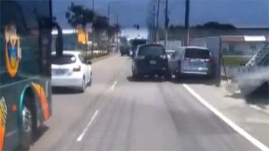 駕駛連撞兩車衝進田裡　疑似方向盤鎖死釀災