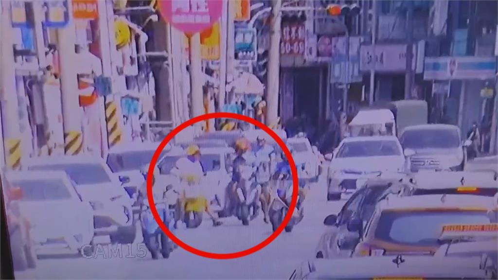 火大!小黃司機抄鋁棒險釀衝突 騎士口角竟拿折疊鋸子