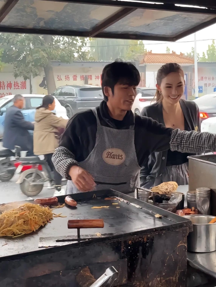 「平價版周杰倫、昆凌」街頭曬恩愛！網見這一幕驚呼：不是本人嗎？