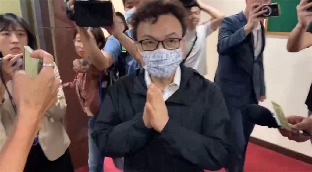 快新聞/涉暴力討債!挺鄭正鈐養生館老闆娘收押禁見 本人雙手合十「這樣說」