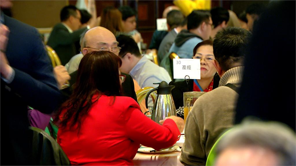 出席中小企業團拜 王美花談續任要務 出席中小企業團拜 王美花談續任要務