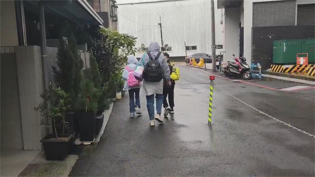 楚河漢界!?巷弄中央設鐵桿變私人車棚 住戶怒:出門要先拔鐵桿