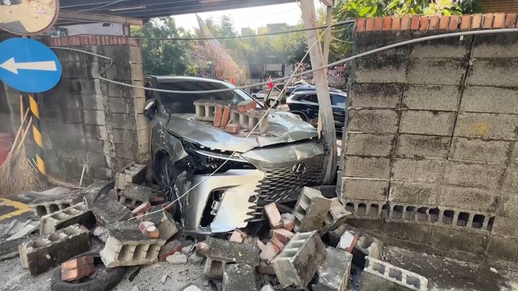 國民黨台中黨部遭撞！　鐵門撞毀圍牆破大洞　喊窮要索賠