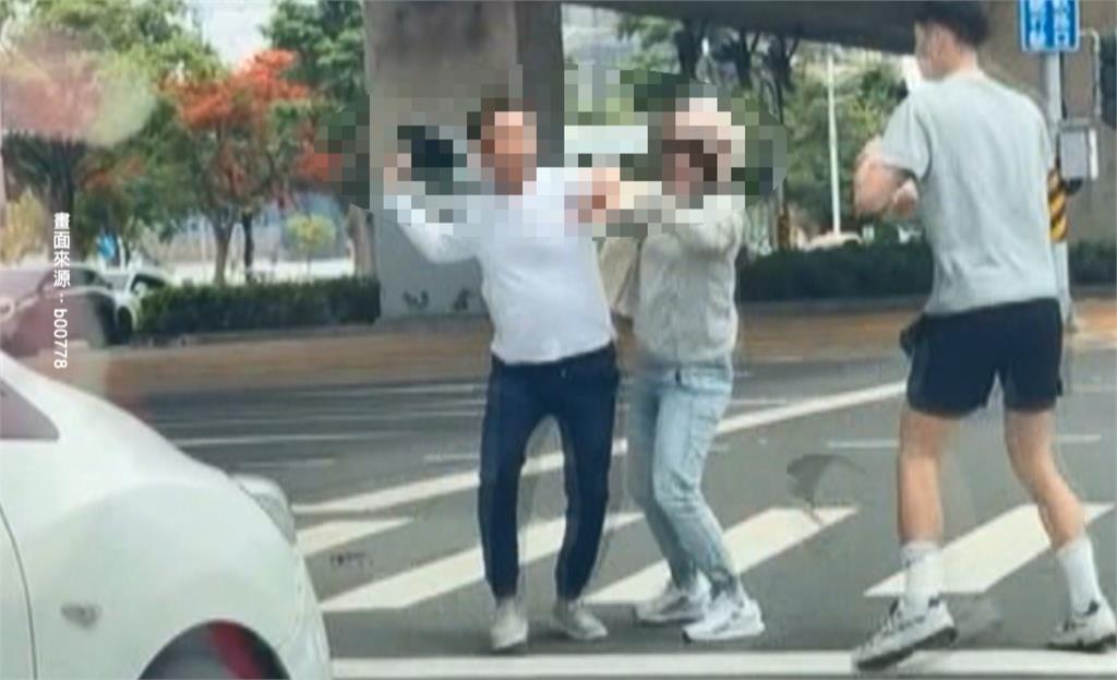騎車不要抽菸! 2男子爆衝突 車停路中"大馬路互毆"