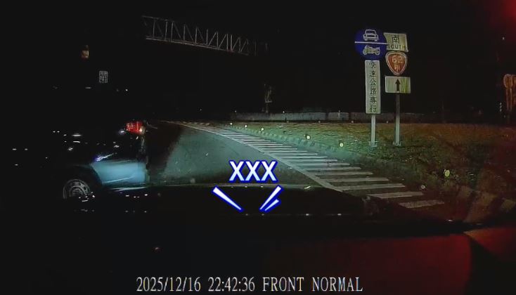 死亡車禍！轎車撞機車再衝橋墩　駕駛送醫不治、騎士受傷