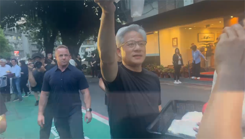 快訊／AI教父也沒用！黃仁勳台北用餐一半「遭員警開紅單」過程全被拍