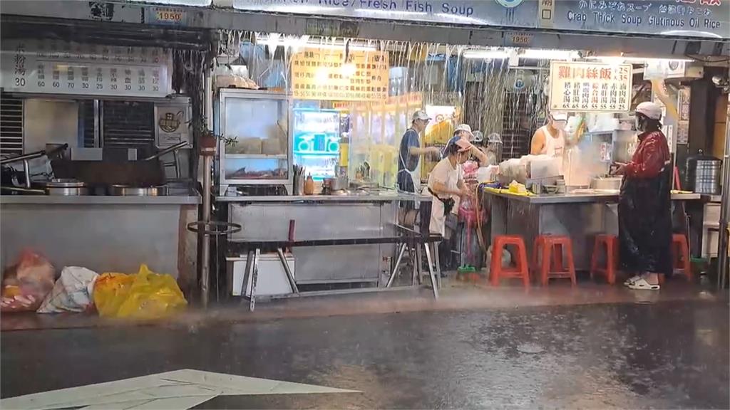週日雨彈狂炸基隆! 街道慘變黃河 西定市場大淹水